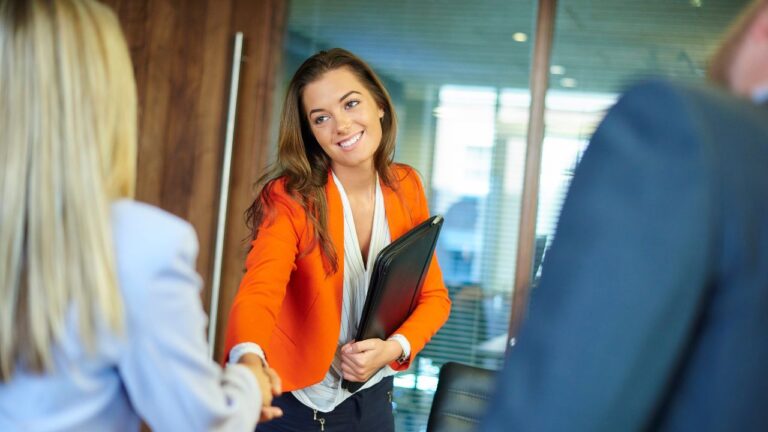 Der erste Eindruck - Frau bei der Begrüßung im Office